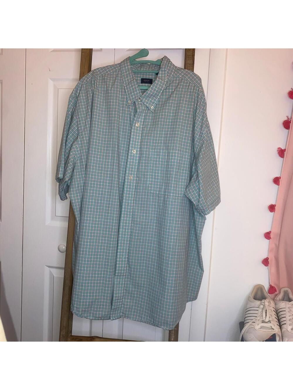 Men's short sleeved, button-down shirt, size 4 XL